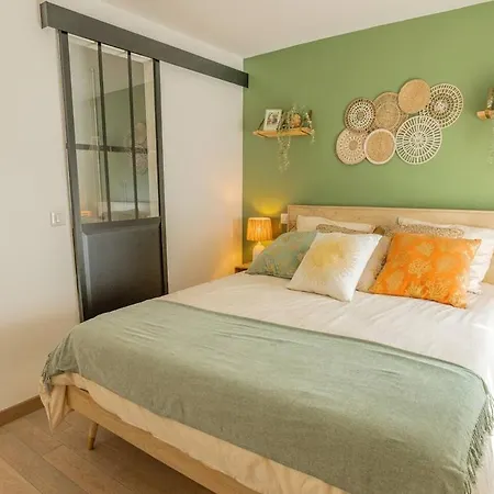 Center Air-conditioned Parking Apartment *